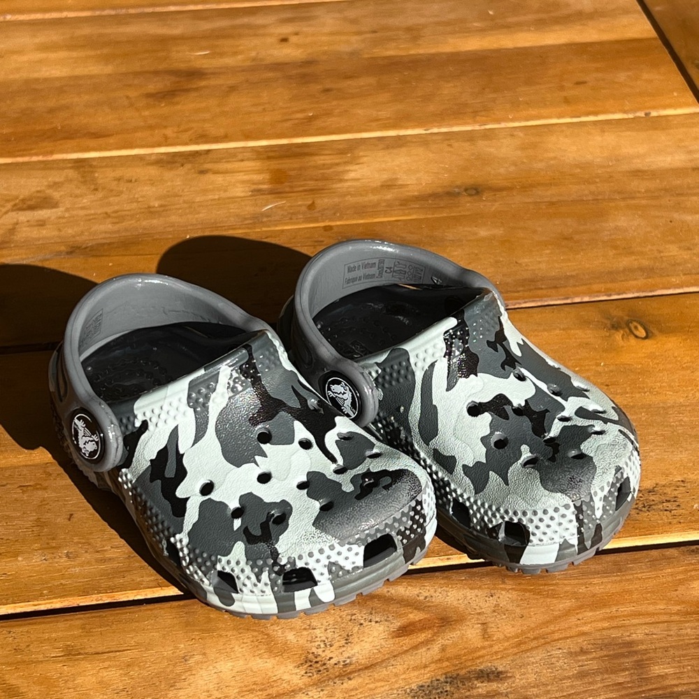 CROCS - Camo Toddler Boys Size 4